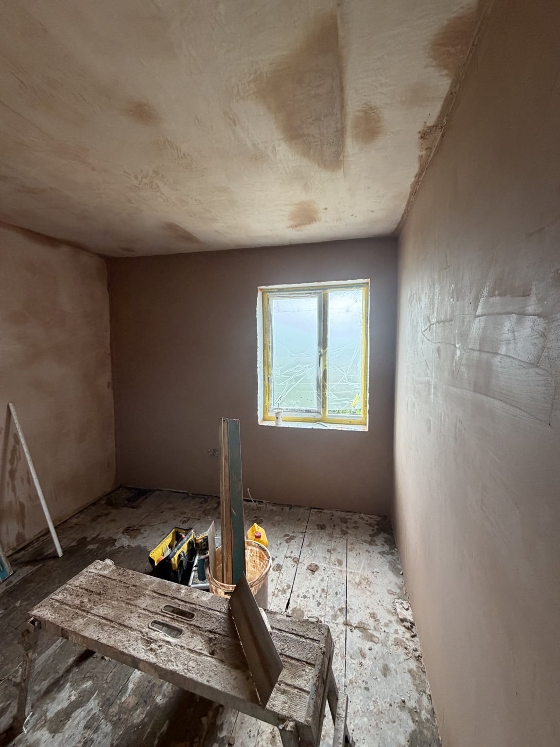 Room plastering and window reveals